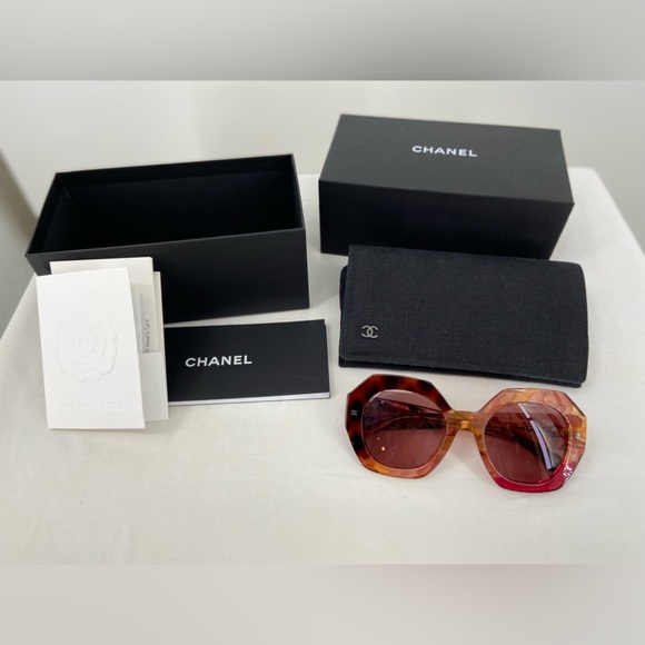 Chanel Tortoise Sunglasses, 19mm, includes box and soft carry case - Picture 3 of 12